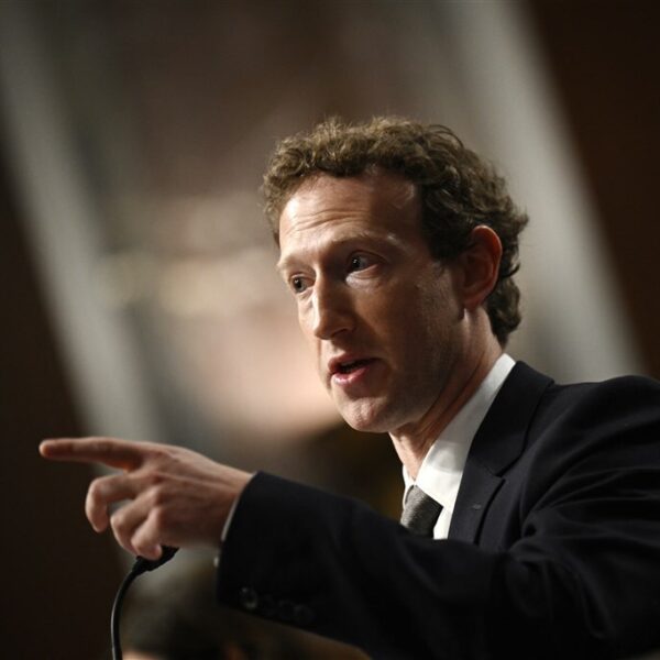 Mark Zuckerberg zegt druk te hebben gehad vanuit Witte Huis over corona-berichtgeving: "Censuur"