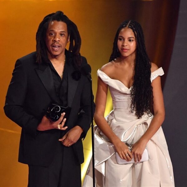 Jay-Z neemt Grammy in ontvangst met dochter Blue Ivy en haalt uit naar organisatie