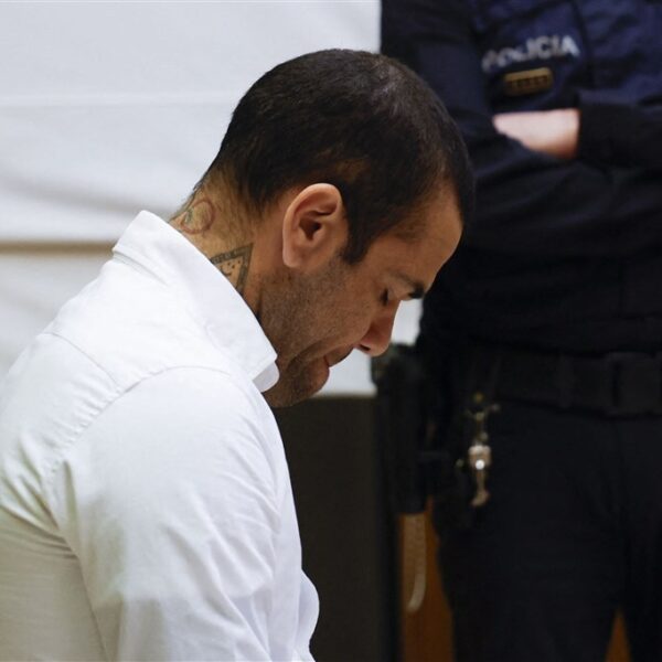 Voetballer Dani Alves veroordeeld tot 4,5 jaar cel voor verkrachting