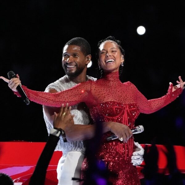 Usher reageert op omhelzing met Alicia Keys tijdens Super Bowl: "Niets fout gedaan"