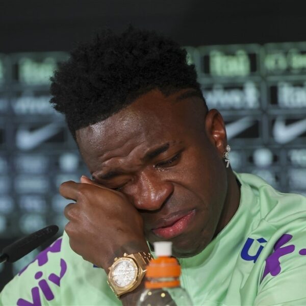 Voetballer Vinícius Júnior barst in tranen uit door racisme: "Wil gewoon voetballen"