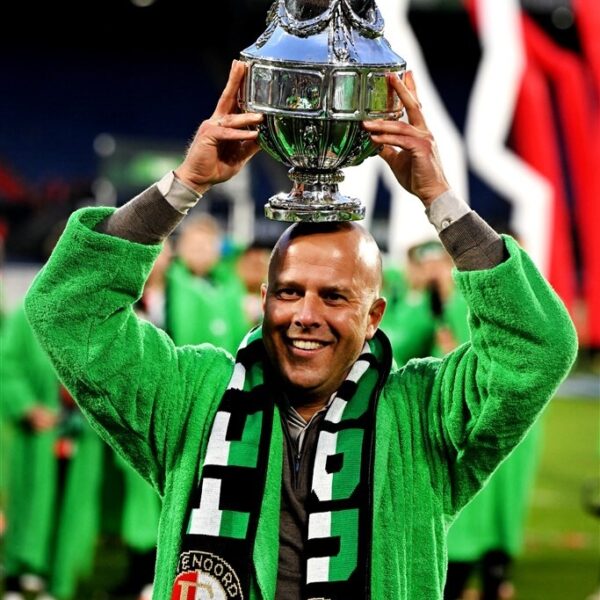 Heerlijke beelden: Feyenoord-trainer Arne Slot feest met Broederliefde na winst beker