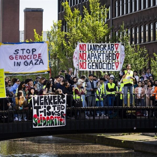 Pro-Palestijnse demonstranten bezetten opnieuw UvA-gebouw, ME treedt hard op