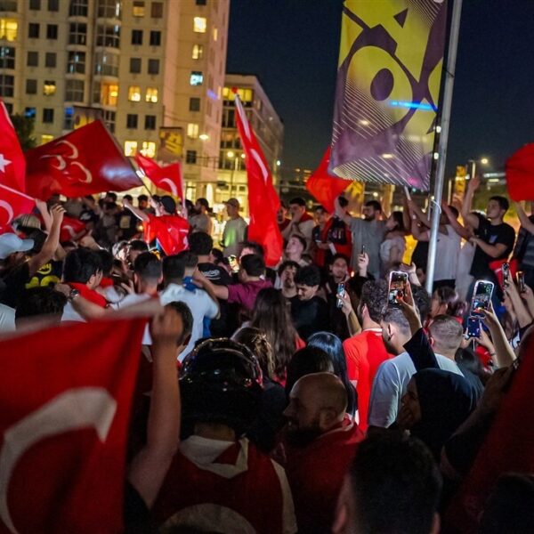 Toeterende auto's door heel Nederland: Fans Turkije vieren massaal feest na succes op EK