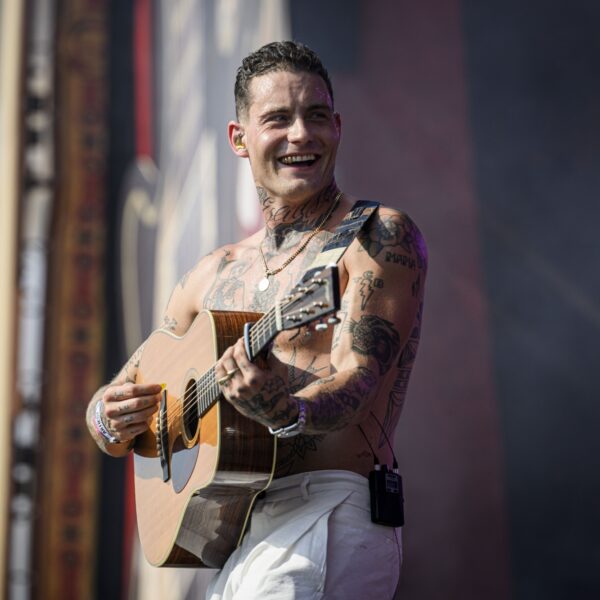 Douwe Bob verlaat Nederland na doodsbedreigingen: "Veiligheid van mijn gezin waarborgen"