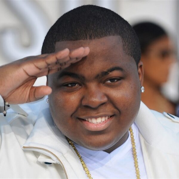 Sean Kingston en moeder rennen op hilarische manier weg voor journalisten