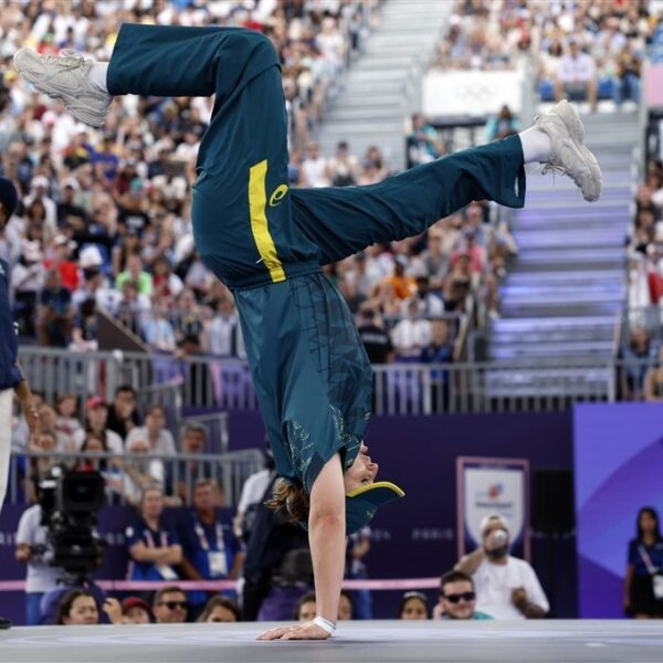 Petitie gestart tegen Australische breakdancer tijdens Olympische Spelen: "Moet excuses aanbieden"