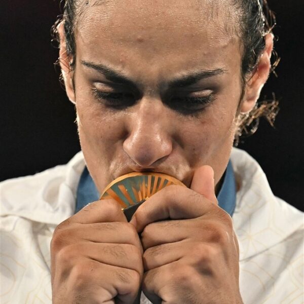 Boksster Imane Khelif wint ondanks genderpesterijen toch goud op Olympische Spelen