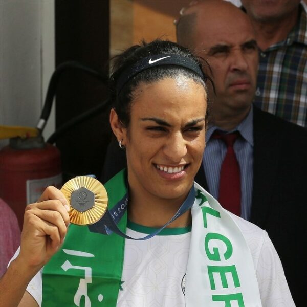 Imane Khelif als heldin ontvangen op Algerijns vliegveld: "Lang leve Imane"