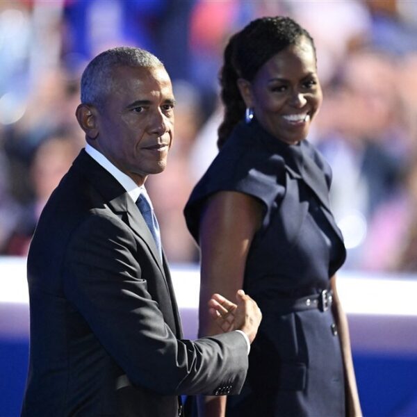 Michelle en Barack Obama maken Trump kapot tijdens speech: "78-jarige klagende miljardair"