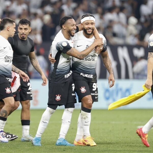 Memphis Depay scoort prachtige vrije trap en helpt Corinthians naar belangrijke overwinning