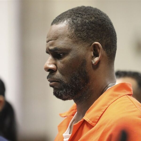 Oudste dochter R. Kelly zelf ook slachtoffer van haar vader: "Hij betastte me"