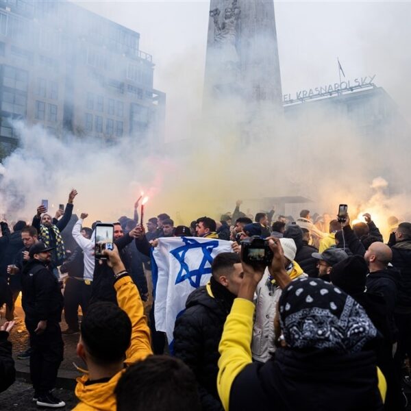 Fotograaf ontmaskert framing: beelden van Maccabi-fans verdraaid door internationale media