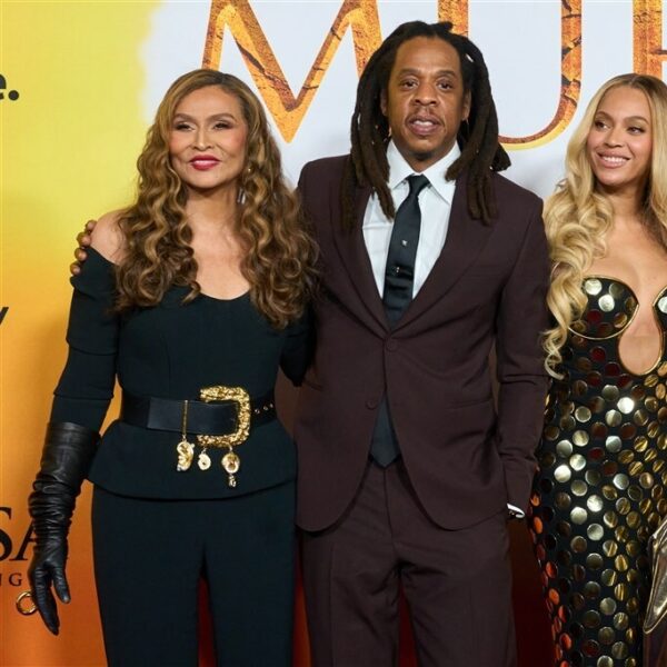Tina Knowles likete bericht over beschuldigingen Jay-Z: "Was gehackt"