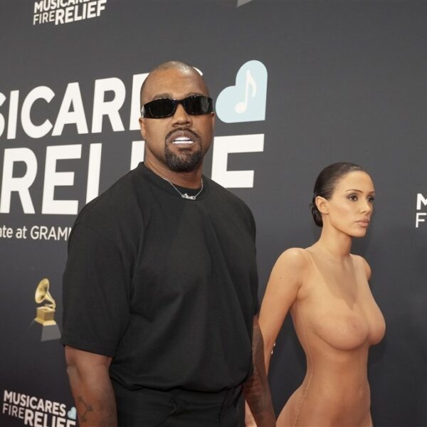 Het internet reageert geschrokken op Kanye's hakenkruis-shirts: "Geen woorden voor"