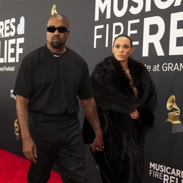 Bianca Censori kleedt zich volledig uit op de rode loper van de Grammy Awards