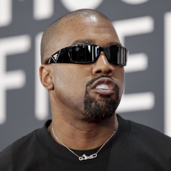 Kanye West biedt excuses aan Joodse gemeenschap en doet verrassingsoptreden met Travis Scott