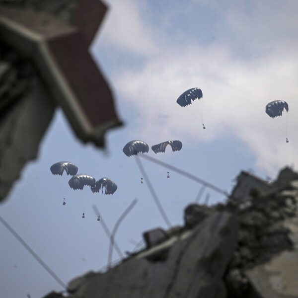 Nederland dropt eerste lading hulpgoederen boven Gaza