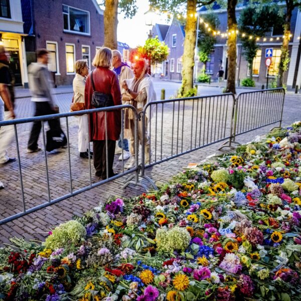 Familie van vermoorde Lisa (17) bij minuut stilte tijdens feestweek Abcoude: "Diep geraakt"