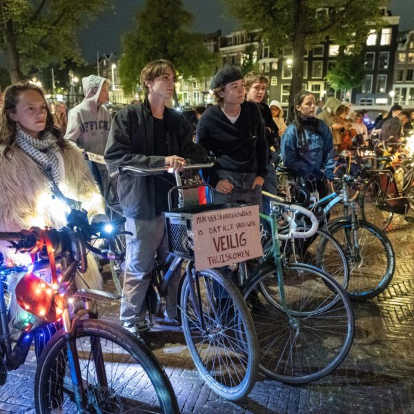 Vrouwen eisen de nacht terug: honderden demonstranten de straat op na dood van Lisa
