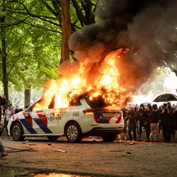 Rechtse anti-immigratie-demonstratie loopt uit de hand: politieauto in brand gestoken