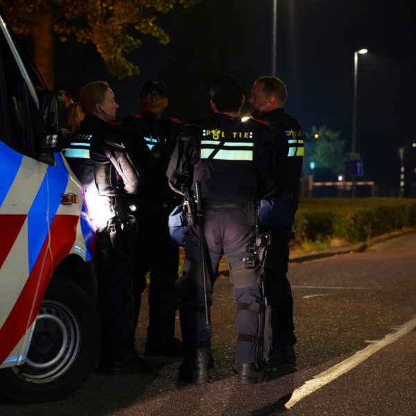 Extreemrechtse groep dreigt azc te bestormen in Den Bosch, politie grijpt in