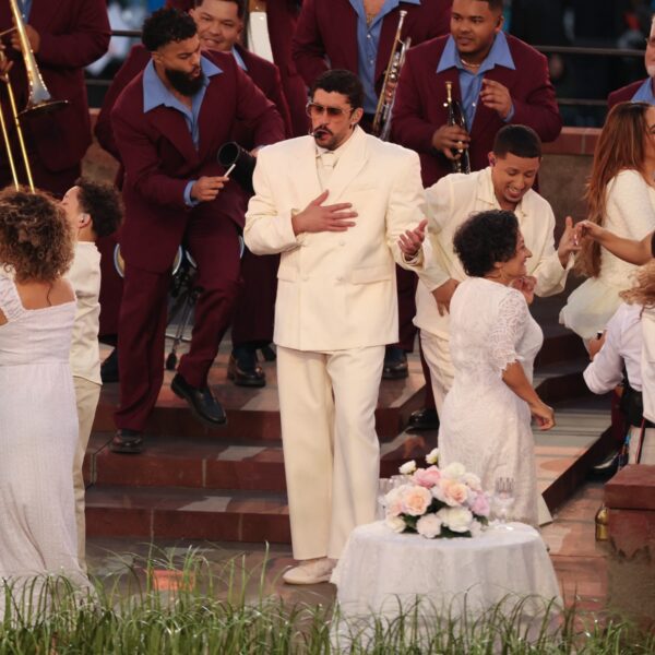 Van trouwen tot aan uitspreken over ICE: Bad Bunny brengt ode aan zijn roots tijdens zijn Super Bowl-optreden