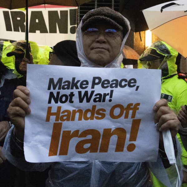 Mina Etemad voelt zich radeloos door situatie in Iran: "Ik heb altijd een schuldgevoel gehad"