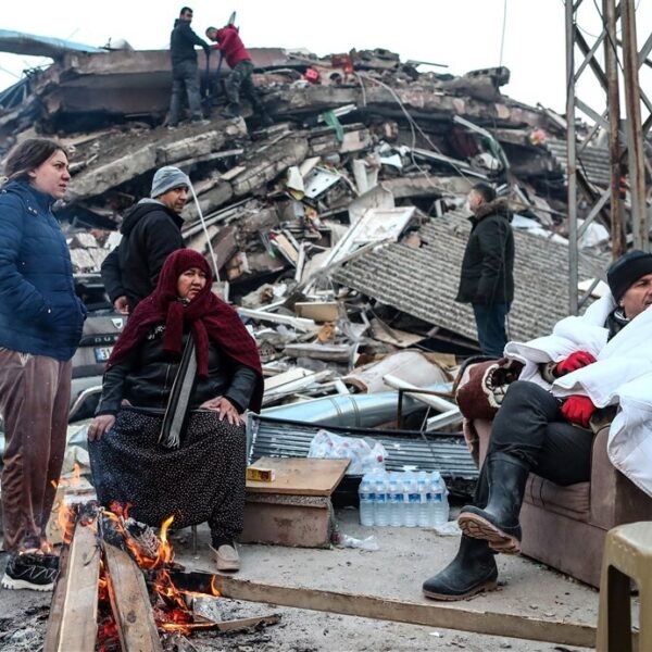 Hoe je vanuit Nederland de aardbevingsslachtoffers in Turkije en Syrië het snelst kunt helpen