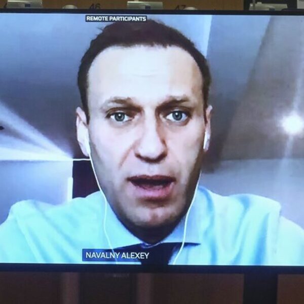 Navalny 'prankcallt' geheim agent die hem probeerde te vergiftigen
