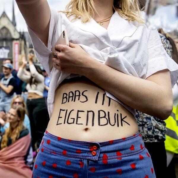 Verplichte bedenktijd abortus afgeschaft na stemming Eerste Kamer