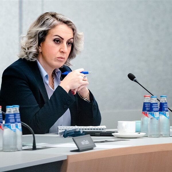 Beschuldigingen Volt-Kamerlid Gündogan: in nek gezoend en billen betast