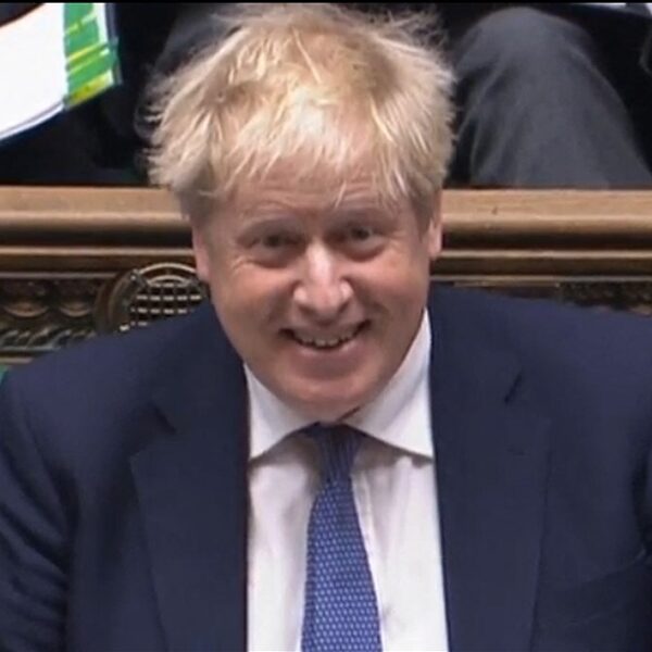 Engeland schrapt vanaf komende week verplichting mondkapjes en coronapas