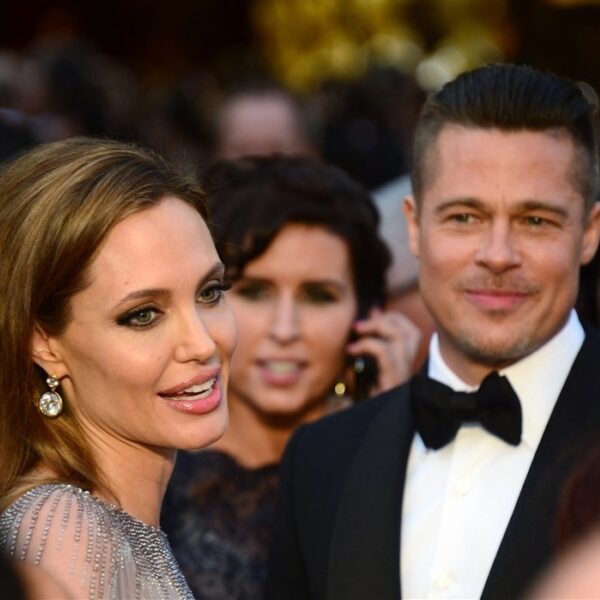 Angelina Jolie over mishandeling door Brad Pitt: "Kneep keel dicht en sloeg in gezicht"
