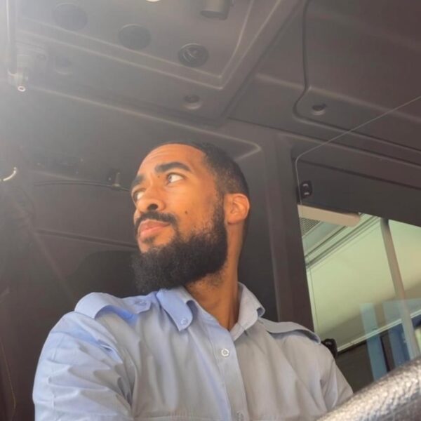 Freitas (30) gaat viral met video’s over zijn dagelijkse avonturen als buschauffeur