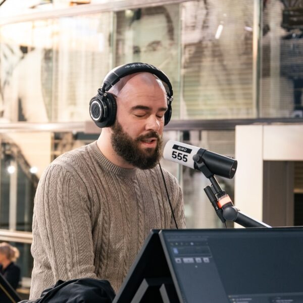 Derek Otte eert aardbevingsslachtoffers met spoken word: "Zo veel tranen, zo veel pijn"