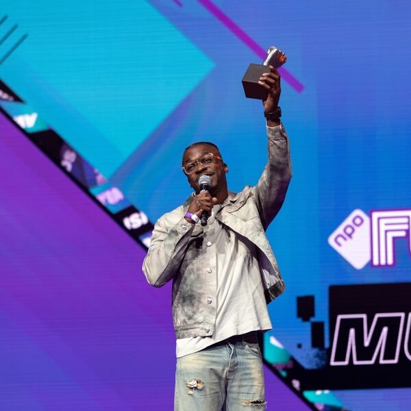 Défano Holwijn wint Power Award voor mooie daden met FC Avondklok