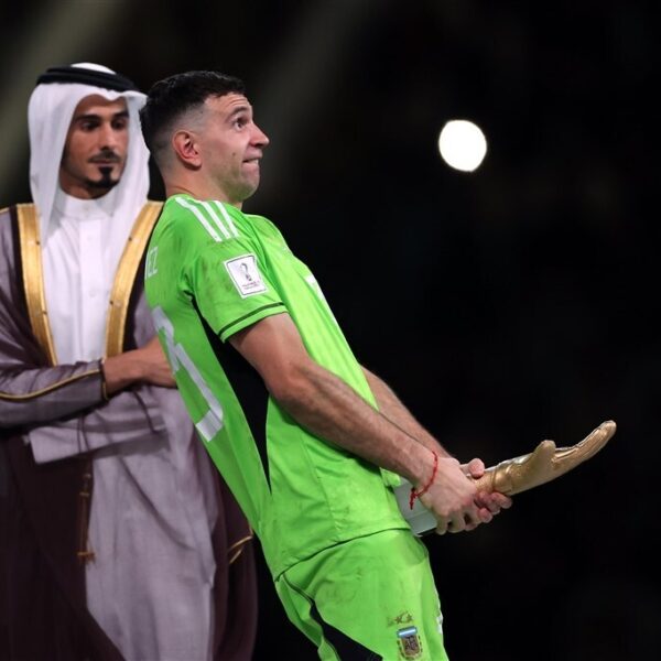 Argentijnse doelman Martínez viert prijs beste keeper van het WK op respectloze manier