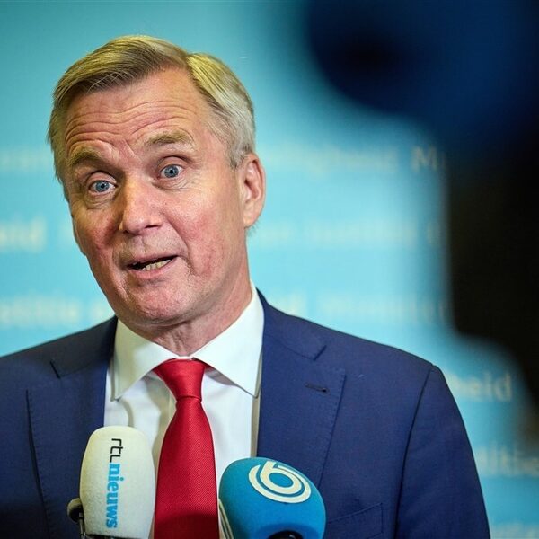 Het kabinet overweegt asielzoekers tijdelijk op zee op te vangen