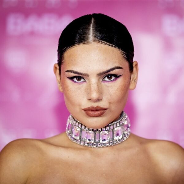 Famke Louise is volgend slachtoffer tijdens 'The Roast' op Comedy Central