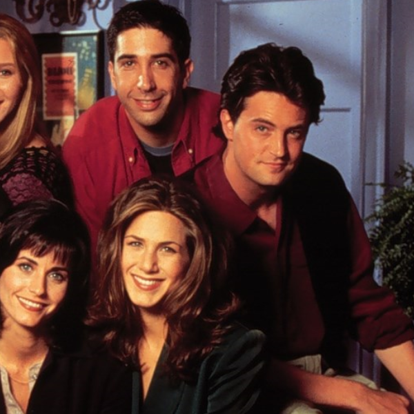 Friends-cast reageert op de dood van Matthew Perry: "We zijn een familie"