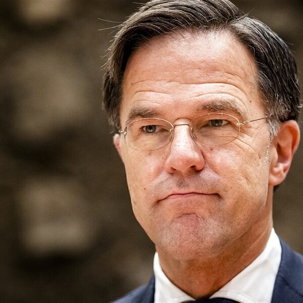 Gemeenten verzoeken Rutte om niet-essentiële winkels weer te openen