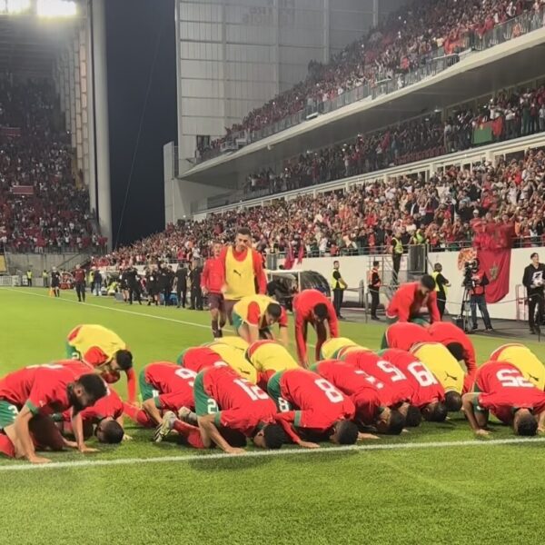 Marokkaanse elftal doneert opbrengsten voetbalwedstrijd aan Marokko