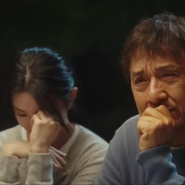 Video van emotionele Jackie Chan met 'dochter' gaat viral om verkeerde redenen