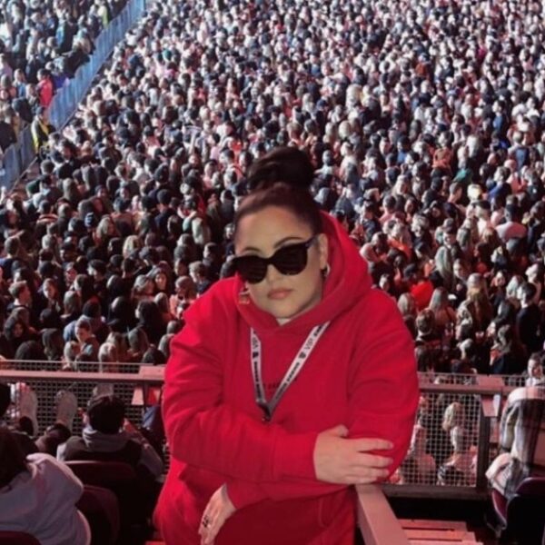 Jasmine gaat viral met dansmoves bij Chris Brown-concert: "Hij vond het zo dope"