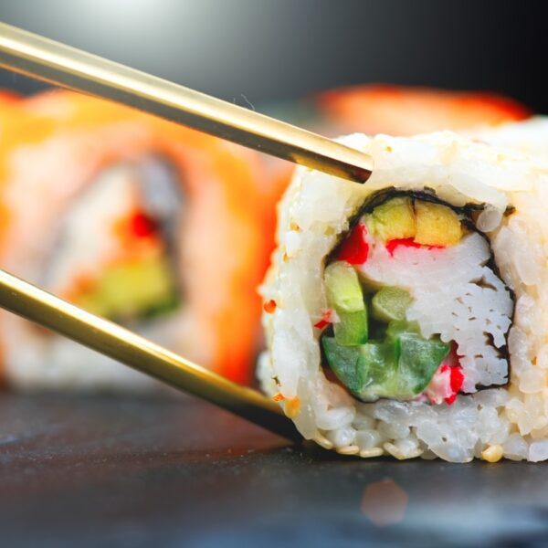 Drie jongeren aangehouden na likken sushi in restaurants