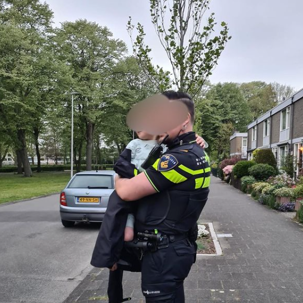 Jongetje (4) stapt in auto van ouders en ramt twee auto's in Utrecht