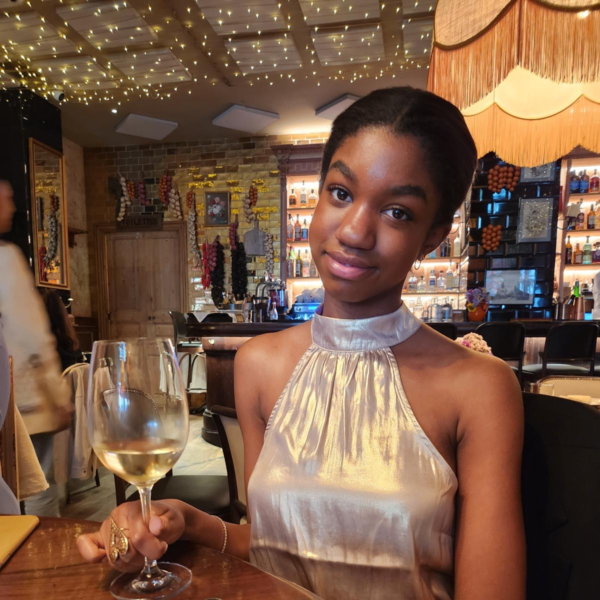 Milou over kritiek op haar uiterlijk: "Moet ik mij anders kleden door mijn huidskleur?"