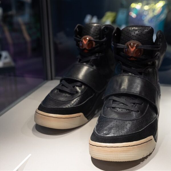 Door Kanye West gedragen Nike Air Yeezy 1's voor 1,5 miljoen geveild