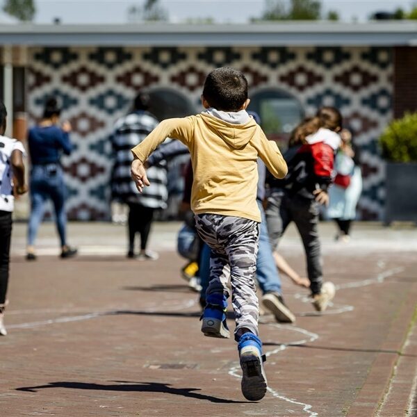 Inspecties bezorgd om slechte behandeling jonge vluchtelingen in azc's